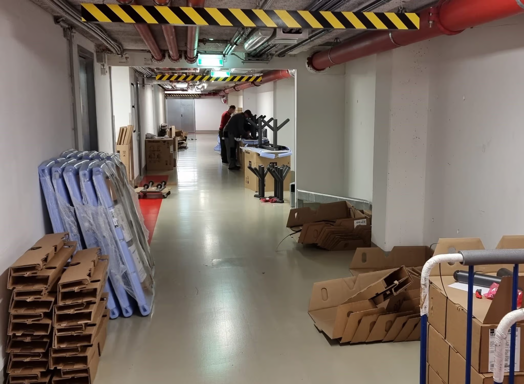 Firmenumzug Wien: Team beim Verpacken und Demontieren