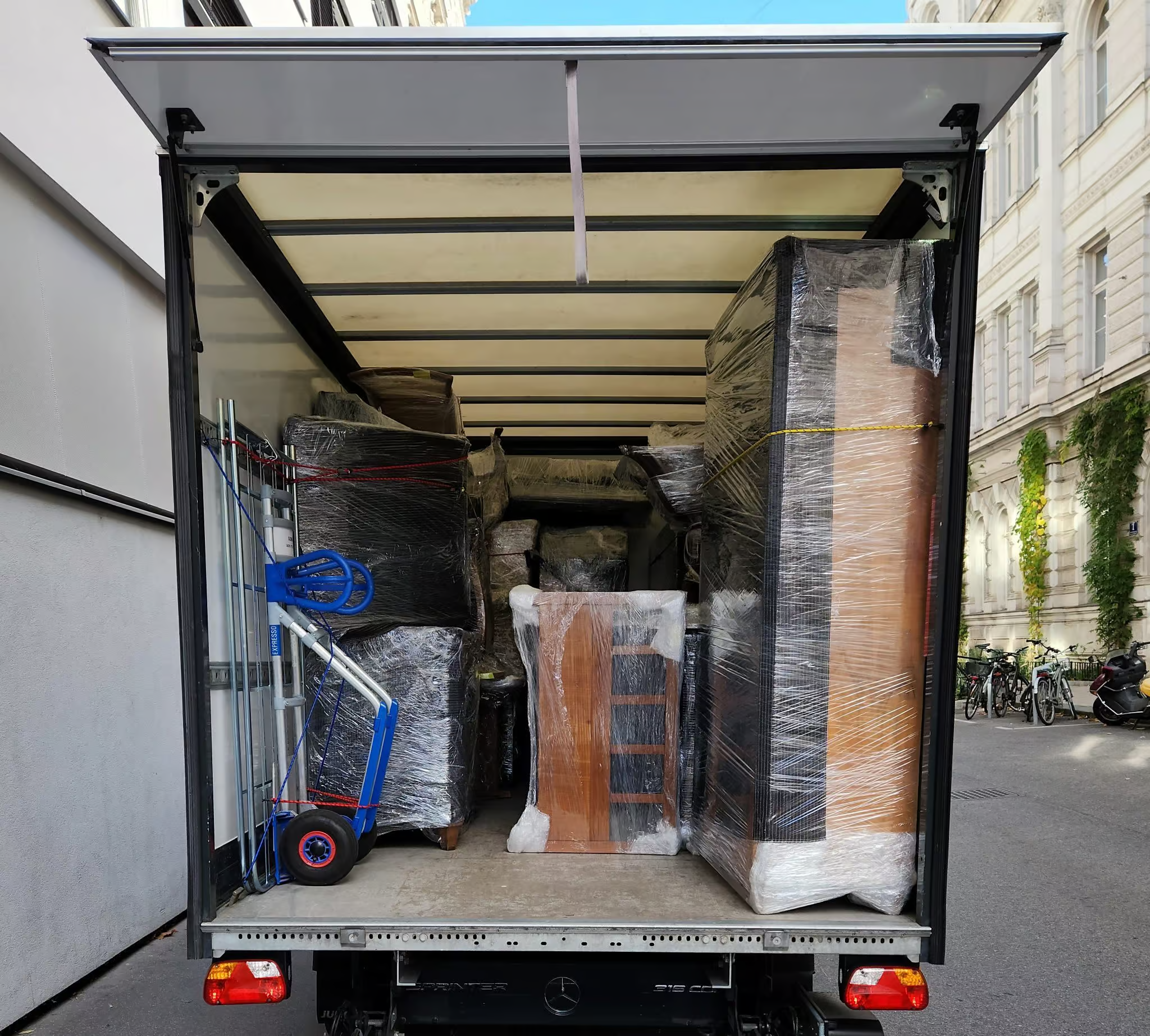 Beladener LKW mit verpackten Möbeln beim Möbeltransport in Wien