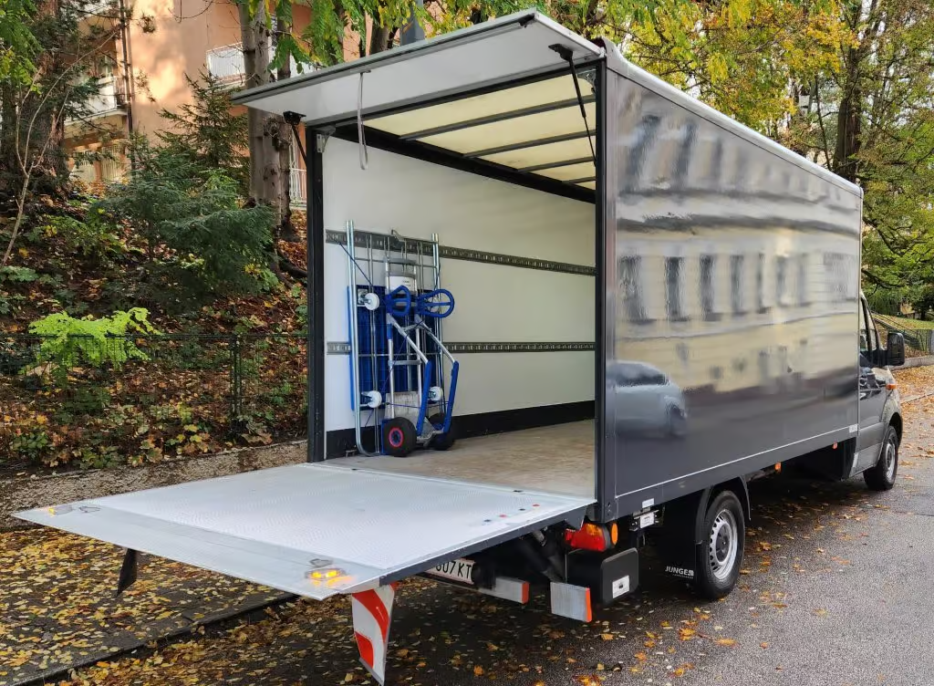 Möbeltransporter mit Ladebordwand