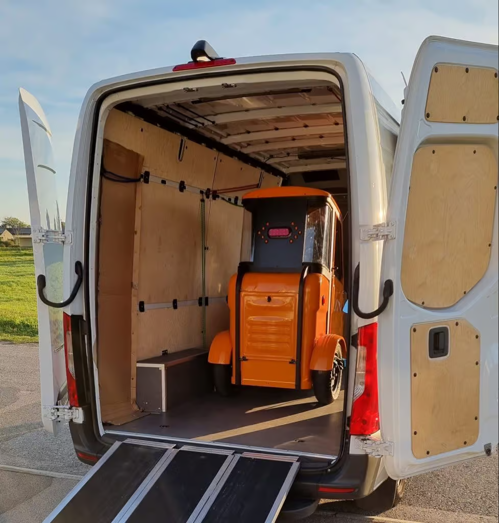 Emissionsarmes E-Fahrzeug im Transporter
