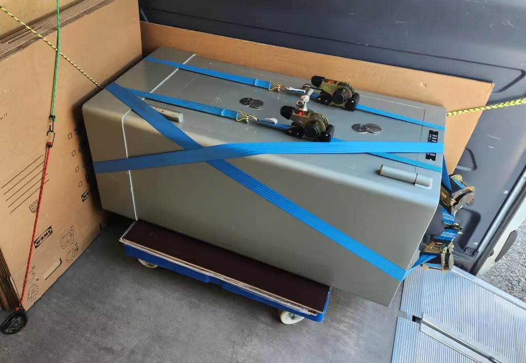 Schwere Maschine gesichert auf dem Transportwagen