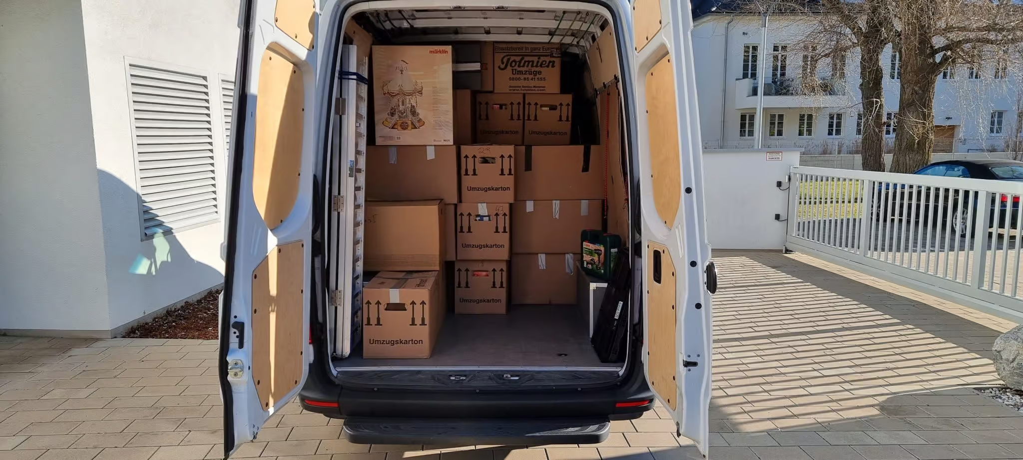 Beladener Sprinter mit Umzugskartons beim Umzugsservice in Wien